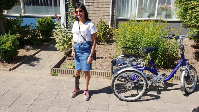 Rosita met een rokje aan. De beenspalk is te zien, waardoor de beperking zichtbaar is.