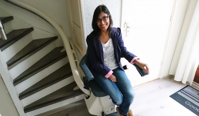 Rosita op de traplift, een update. hulpmiddelen stigma en beeldvorming Mijn traplift, ook technologie waar ik niet zonder kan.