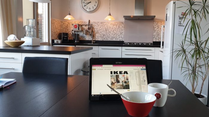 de catalogus van Ikea bekijken op mijn laptop en mijn huis