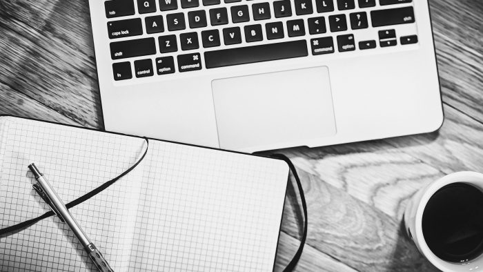 notitieboek, laptop en koffie: een nieuwe routine toevoegen.