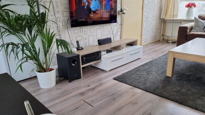 De tv met alle kabels