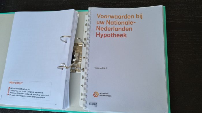 De administratie in de mappen doen.