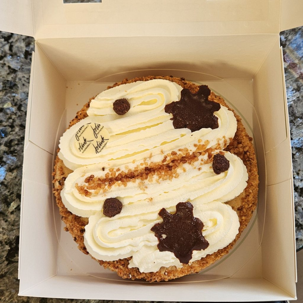 Hazelnoot slagroomtaart! Want ik heb onder andere mijn studieschuld afgelost.